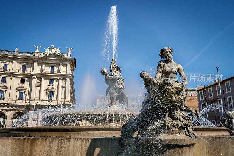 在罗马中心的共和国广场中心的仙女喷泉