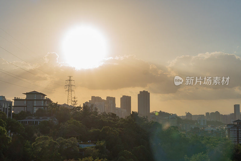 夕阳西下时，山坡上的这座美丽城市显得格外美丽