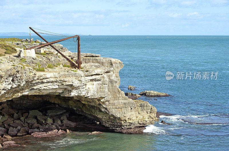 悬崖鹤和洞穴，波特兰岛，多塞特，英格兰。