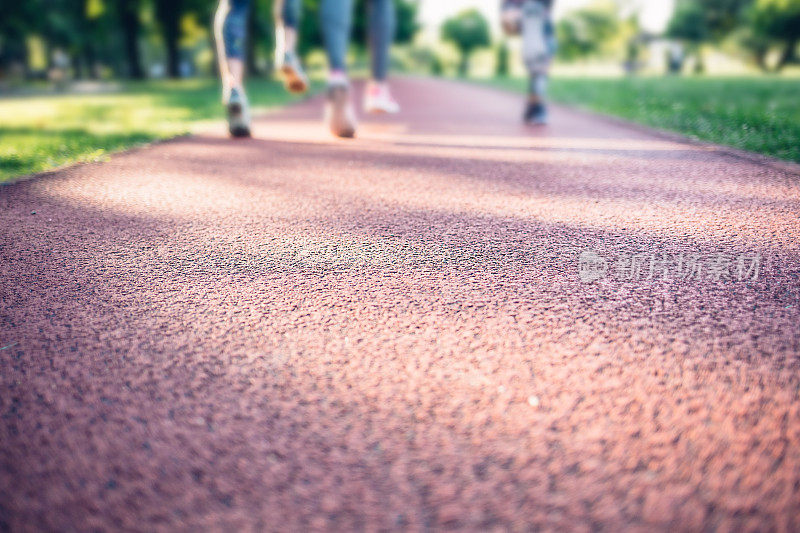 在慢跑道上跑步的女人