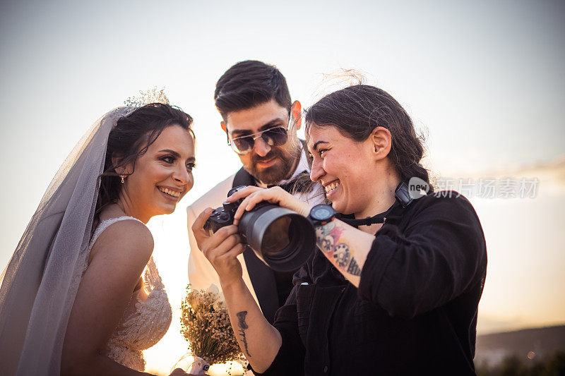 婚礼摄影师向新人展示照片
