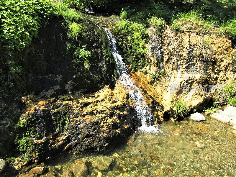 石川县的Junigataki瀑布