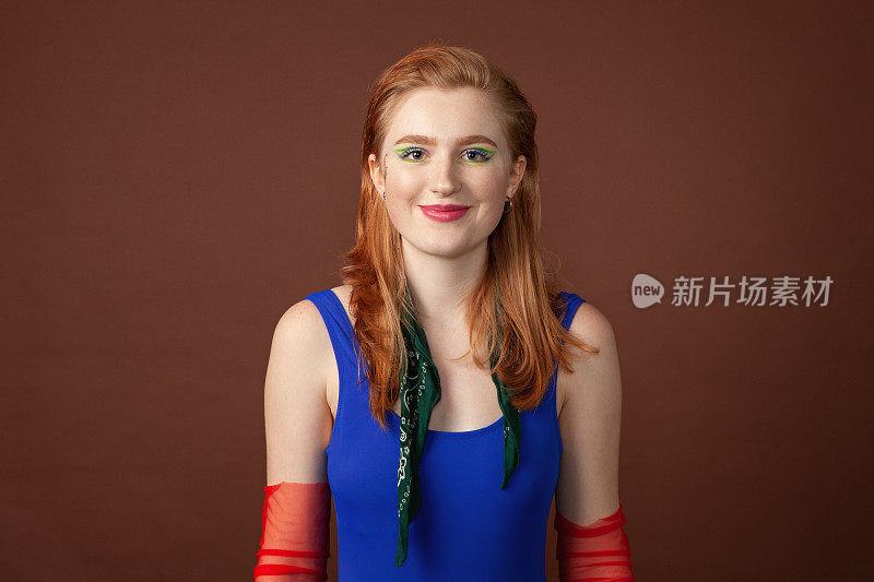 19岁红发女子的画室肖像