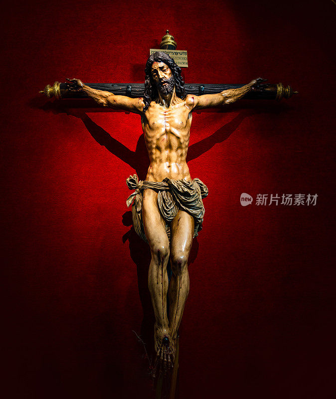 在西班牙塞维利亚的圣玛利亚教堂，耶稣基督被钉在十字架上