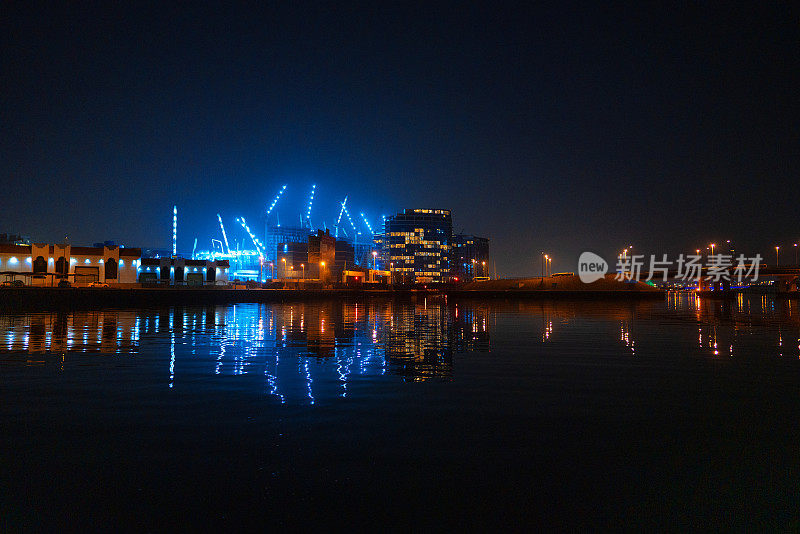 迪拜河，灯火通明的建筑物和起重机-阿联酋