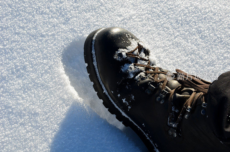 穿着皮靴在寒冷中穿过冰冻的山脉。耐用的全皮革登山靴，适合极地探险最艰苦的条件。在无人居住的地区进行大胆的徒步旅行
