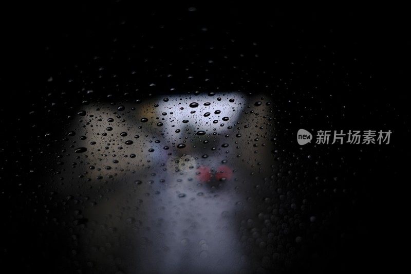 在雨中开车