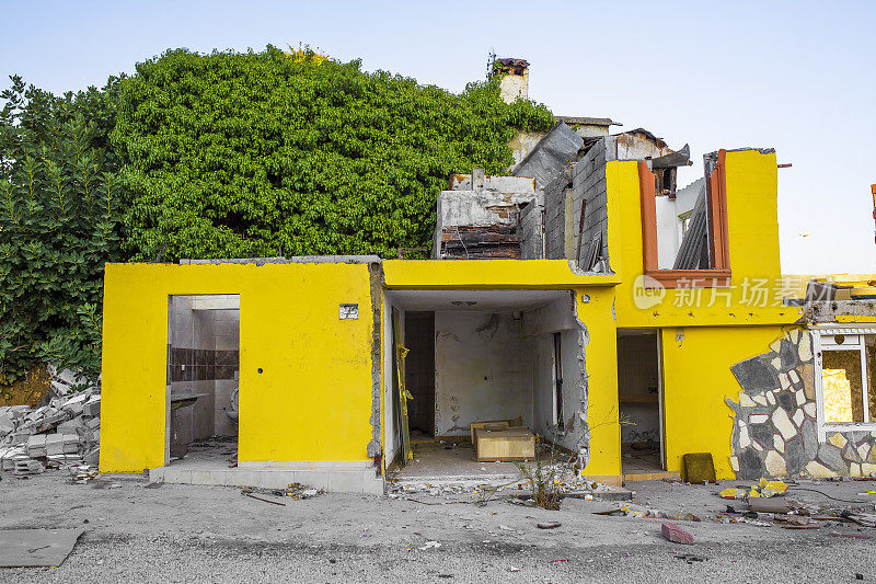旧废弃的棕地苏联式黄色房子