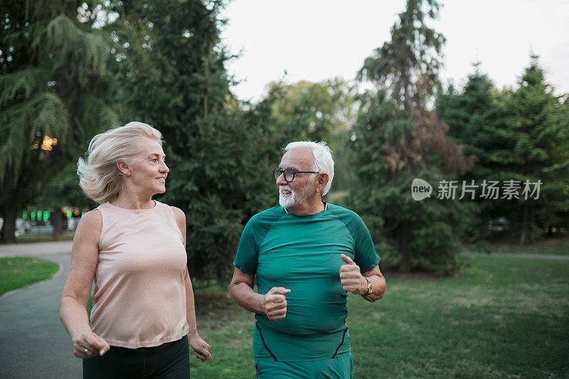 白种老年夫妇在户外运动