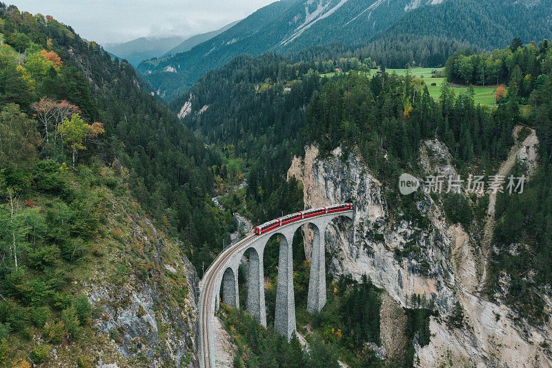瑞士Landwasserviadukt上红色火车的鸟瞰图