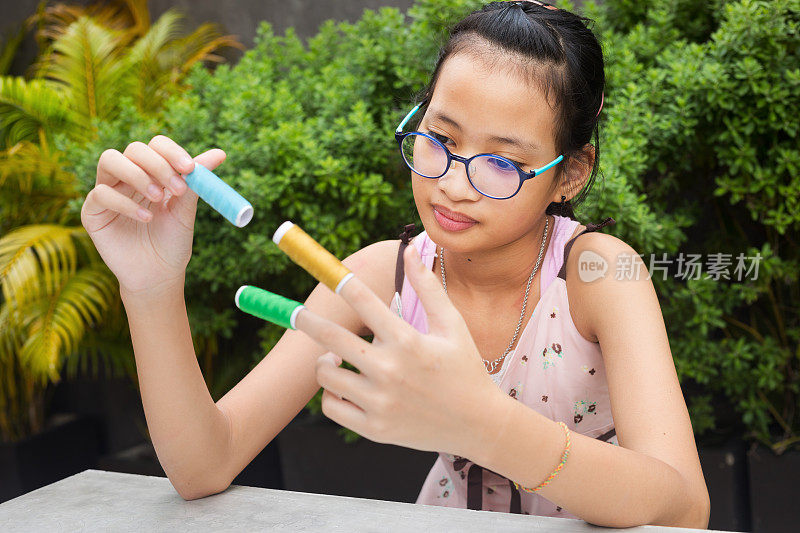 一个泰国女孩在玩三个线卷