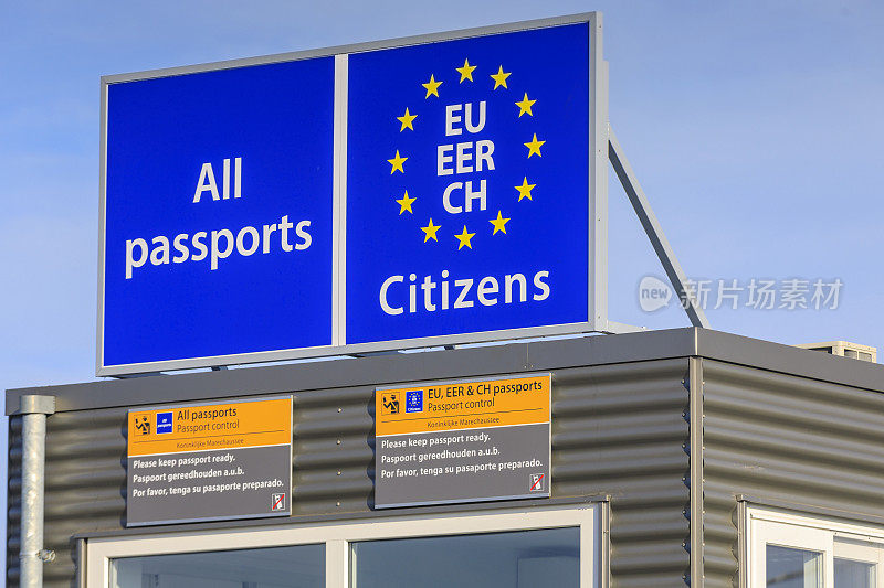 在荷兰边境的渡轮上检查护照