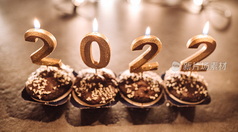 用杯子蛋糕庆祝2022年新年