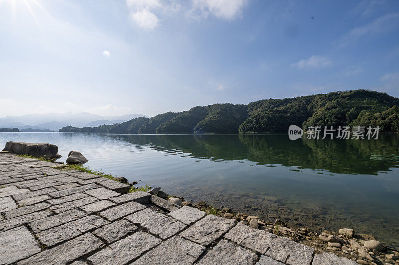 中国杭州，千岛湖边的石砌广场