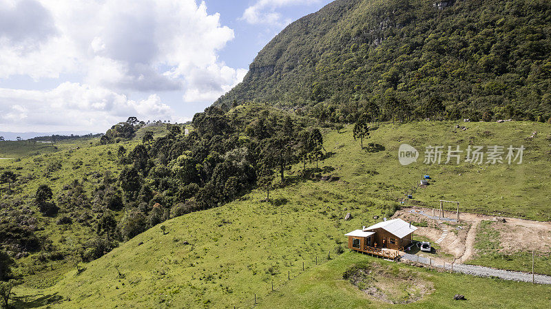 佩德拉布兰卡山，岩层位于圣卡塔琳娜山区