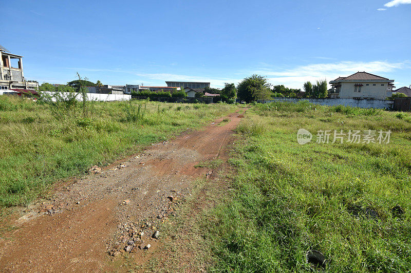 空置的土地将修建公路