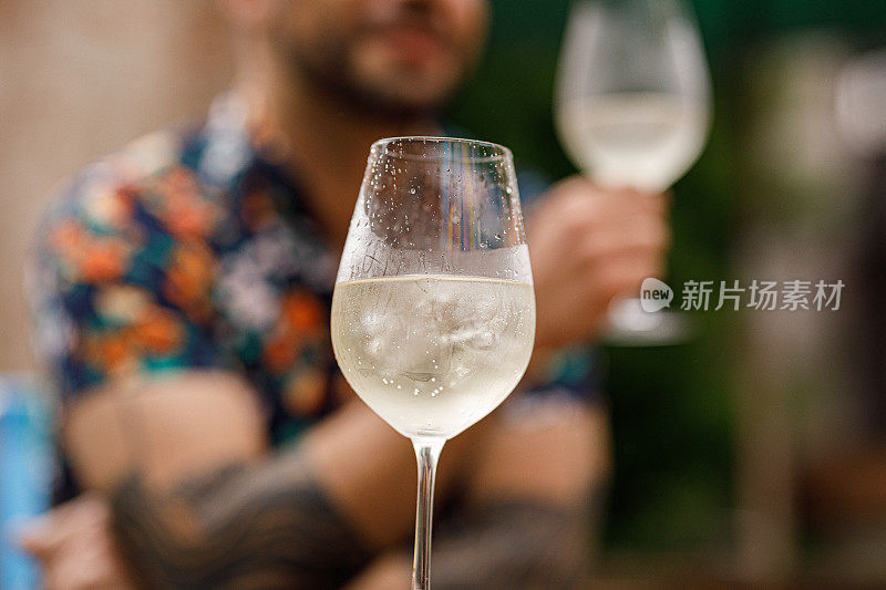 在男人面前喝一杯白葡萄酒