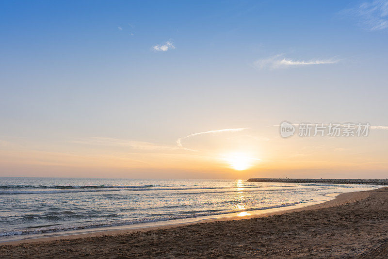 地中海上美丽多彩的日落。