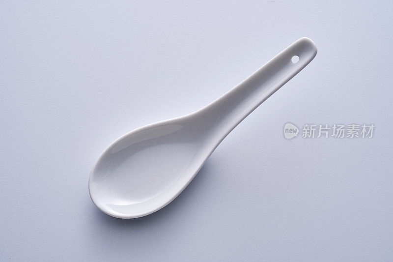 陶瓷勺在白色背景