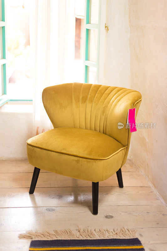 家居装饰:带有价格标签的全新黄色椅子