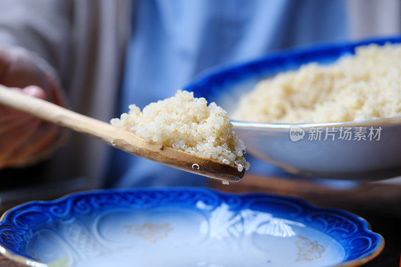 提供藜麦和蔬菜碗