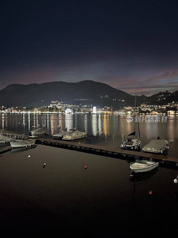 夜间停泊在莱克港