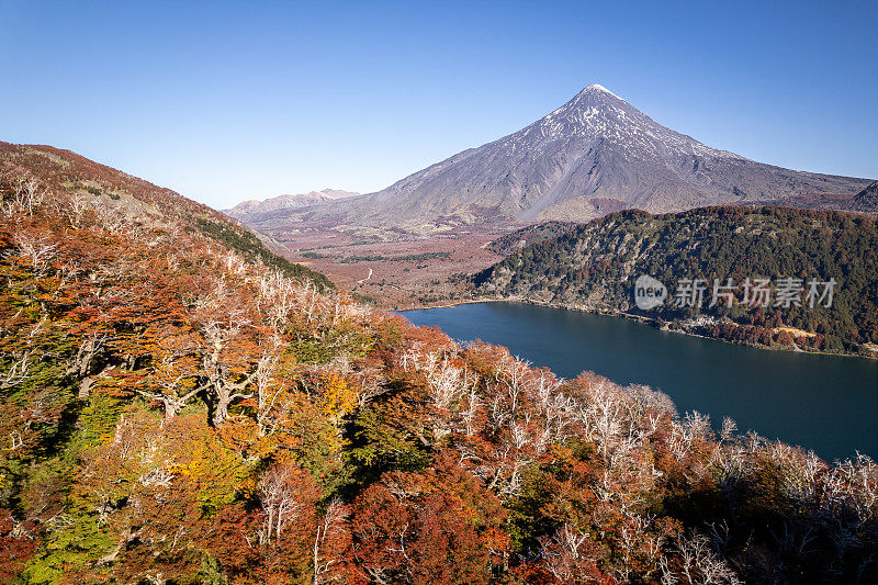 维拉里卡国家公园的湖泊和拉宁火山