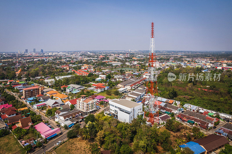 5G蜂窝通信塔塔和基站的鸟瞰图，与无线网络天线发射机在城市背景，泰国