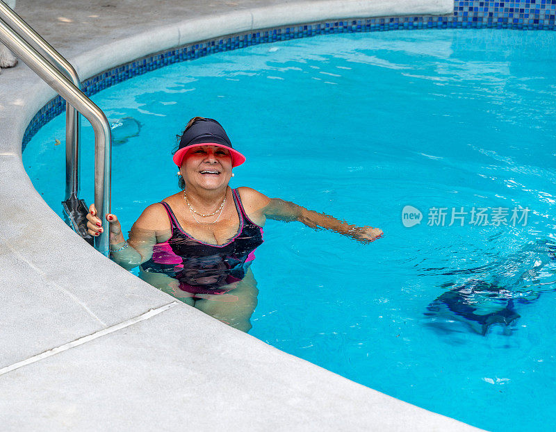 迷人的年长西班牙裔女子在游泳池