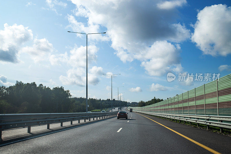 在空旷的公路上开车，还有一个吸音栅栏