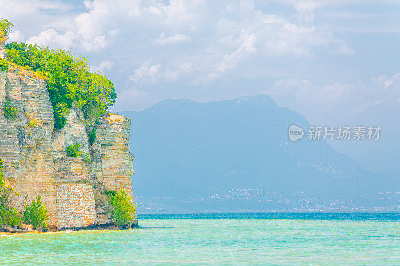 加尔达湖。夏季意大利之旅。欧洲国家。意大利的建筑。航行。温暖的阳光明媚的日子。旅游目的地。