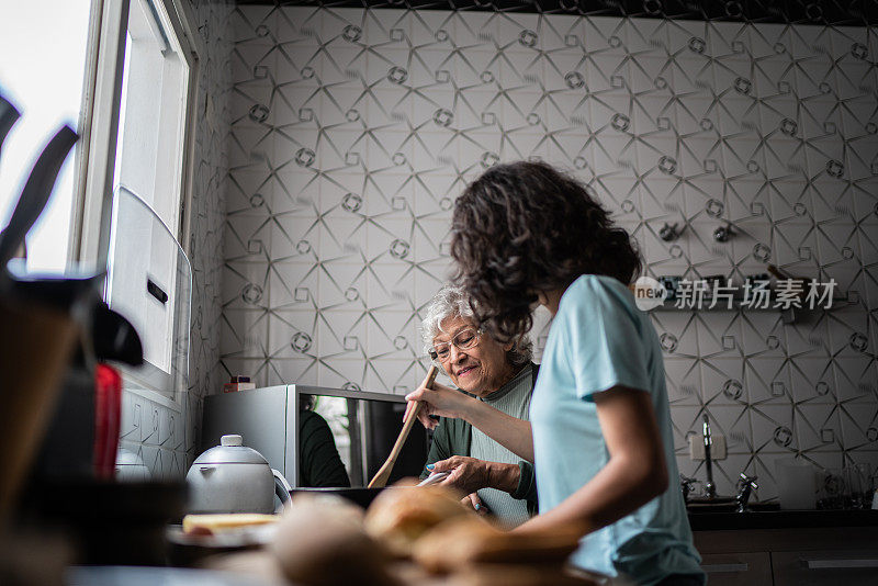 孙女和奶奶在家做饭