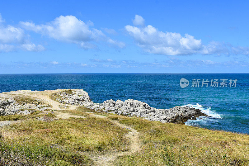 海岸线，岩石，大海和天空背景