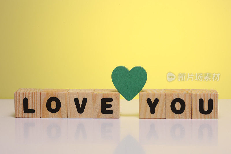“爱你”字刻在木块上