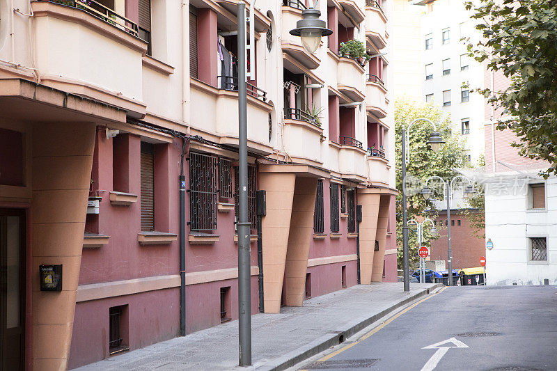 西班牙城市郊区的住宅公寓楼