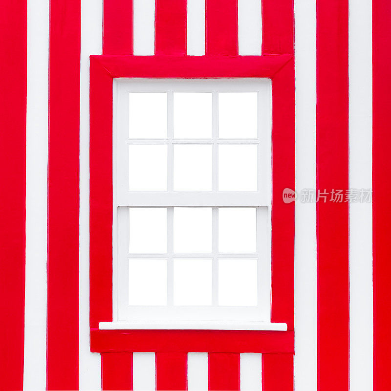 白色边框的老木窗，背景是红白相间的条纹墙。葡萄牙的窗户。葡萄牙房屋的外观。窗口模型