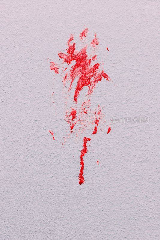 垂直拍摄的白色垃圾墙与红色油漆飞溅