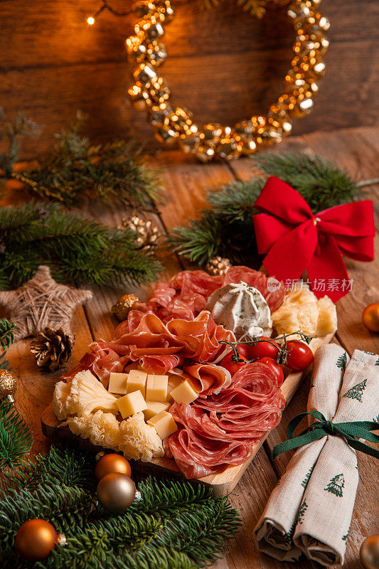 开胃熟食板与火腿，意大利腊肠和奶酪的节日庆祝在乡村厨房