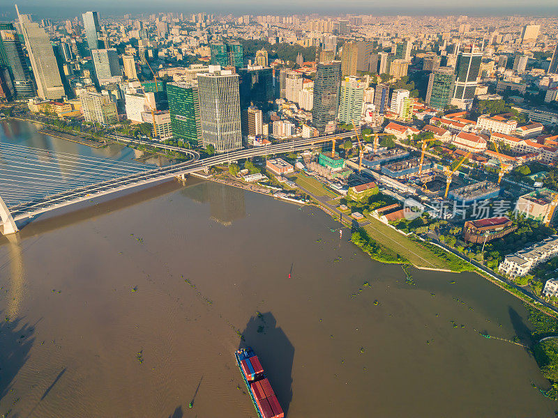 越南胡志明市和西贡河的空中全景城市景观。市中心的商业中心，高楼林立。