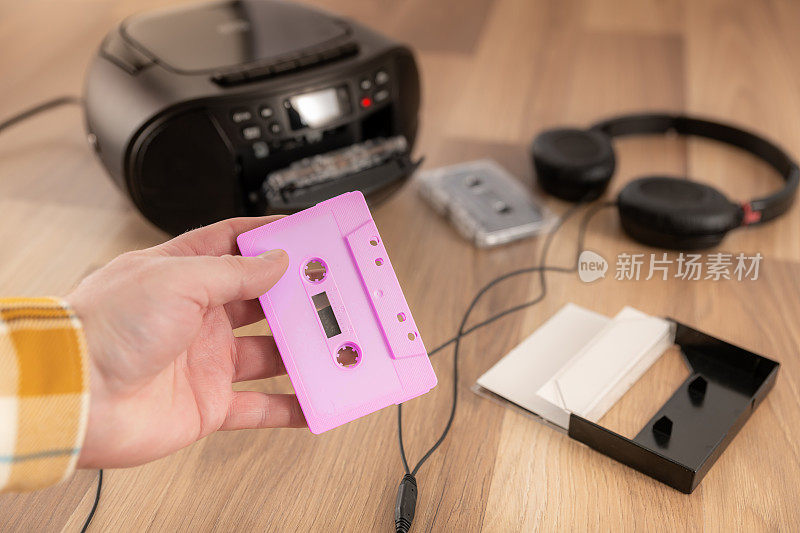 带音频设备的粉红色盒式磁带