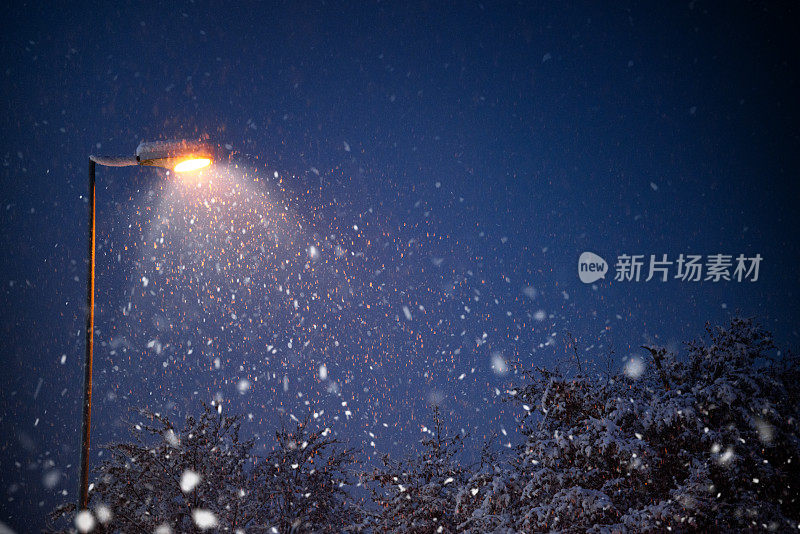 路灯与降雪