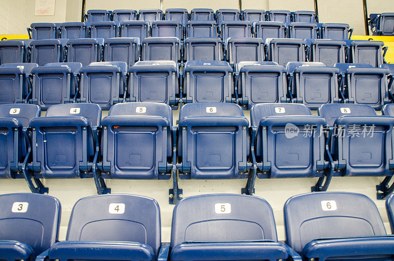 体育场里一排排蓝色塑料座椅