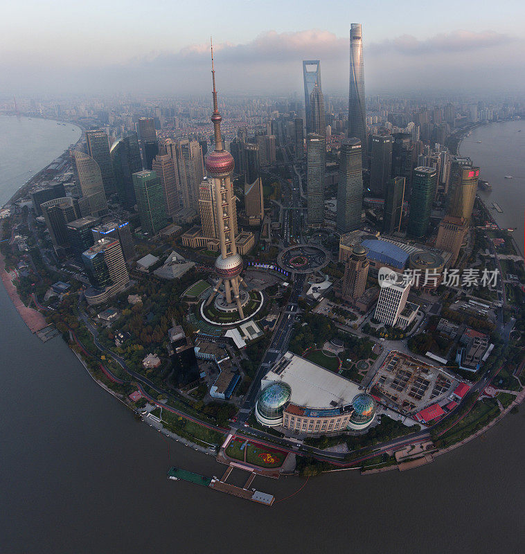 黄昏时分，上海现代摩天大楼的天际线