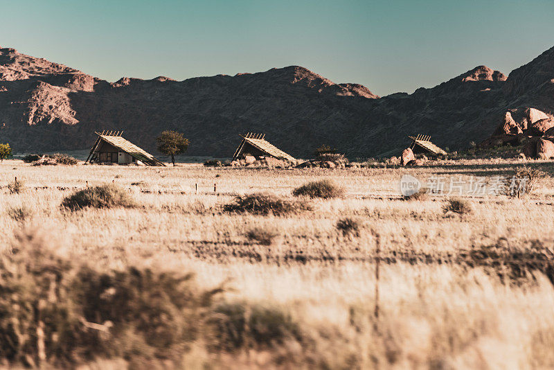 在非洲纳米比亚的自助狩猎之旅中驾车穿越美丽的风景
