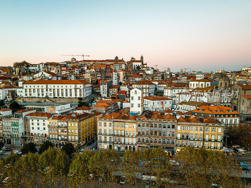 葡萄牙波尔图老城区的无人机景观视图