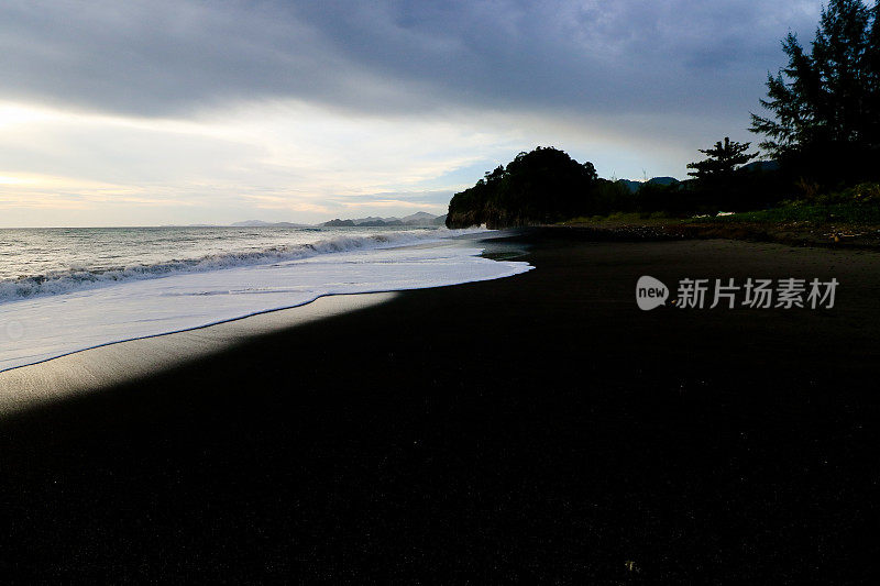 白色的海浪和黑色的沙滩