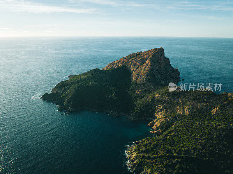 崎岖的海岸线和宁静的大海