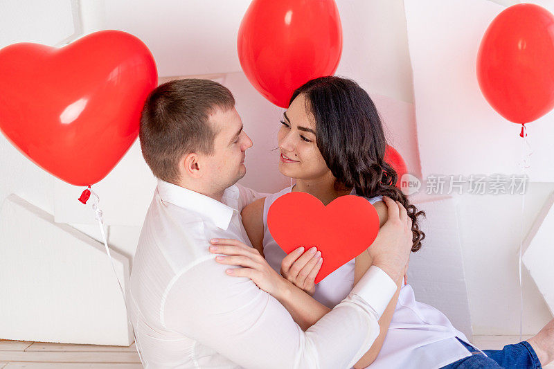 情人节，一个男生和一个漂亮女生用爱的眼神看着对方，里面装着一颗大大的红心