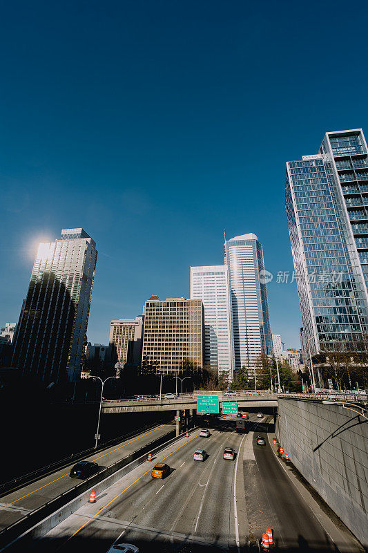 西雅图市区的天际线和州际高速公路