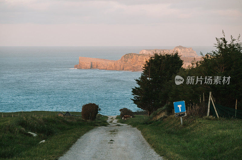 夕阳下通往海边的土路